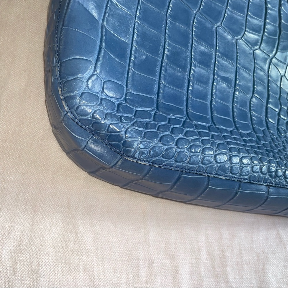 VINCE blue crocodile embossed leather crossbody purse - Picture 5 of 8